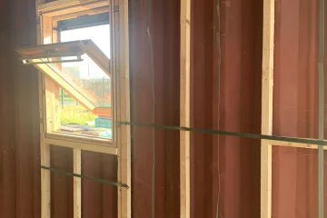 Vélux récupérés sur nos chantiers de déconstruction , ossature bois , utilisation de chutes de laine de bois d&, 39;un autre chantier DRIGET